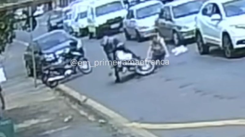 Câmera de segurança registra momento em que mulher é atropelada em avenida