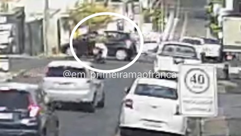 Motorista avança sinal de pare e causa acidente em cruzamento de Franca