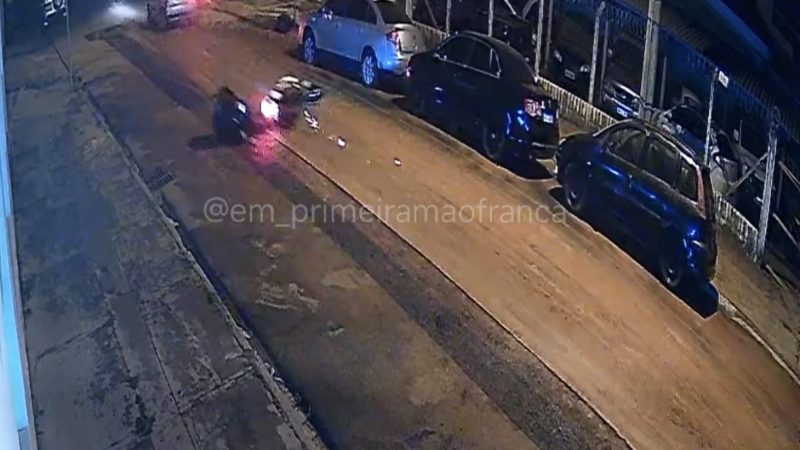 Entregador sofre queda de moto no bairro Estação em Franca