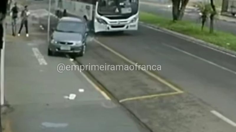 Motorista de ônibus colide com carro estacionado em avenida de Franca
