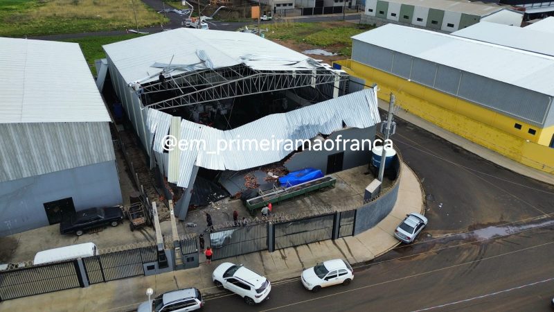 Vendaval destelhou e derrubou parte de muro em uma empresa no Distrito Industrial, em Franca