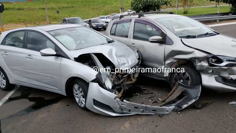 Colisão entre dois veículos é registrada em avenida de Franca