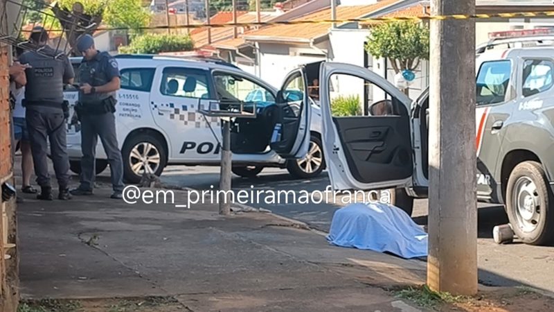 Homem armado com faca ataca mulher grávida, parte para cima de policiais e é morto em Cristais Paulista