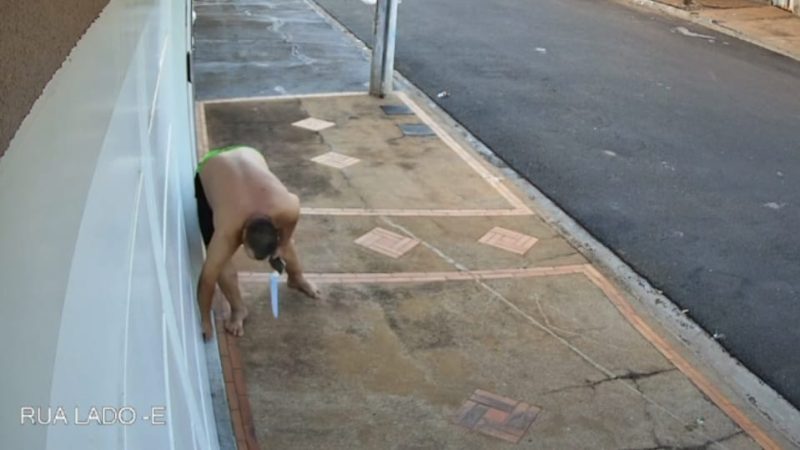 Câmera registra momento em que homem tenta invadir residência antes de atacar mulher grávida e policiais na região