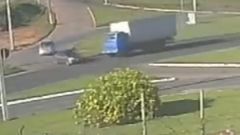 Acidente entre carro e caminhão deixa três feridos; um deles em estado grave