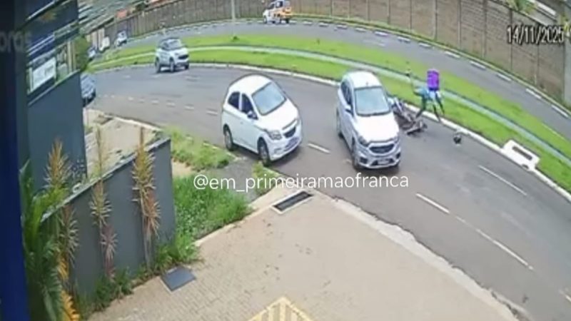Câmera de segurança registra colisão entre carro e moto em avenida de Franca