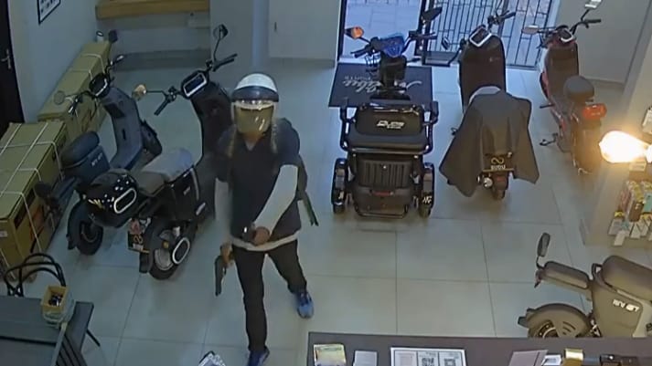 Câmera de segurança registra assalto em loja de eletrônicos na região