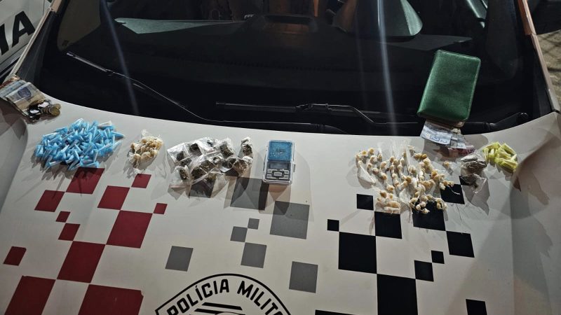 Traficante se esconde debaixo da cama de vizinha ao tentar fugir da polícia