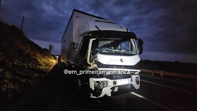 Colisão traseira entre dois caminhões por pouco não termina em tragédia em rodovia