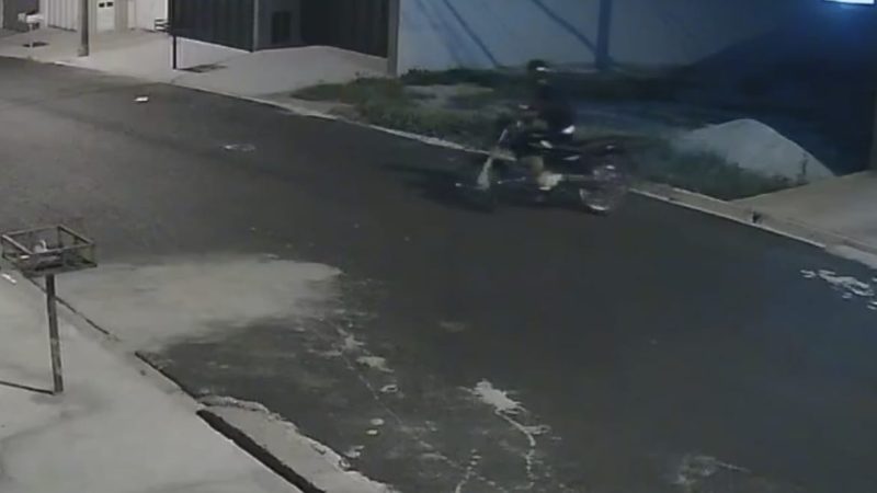 Câmera de segurança flagra furto de moto no Residencial Palermo em Franca