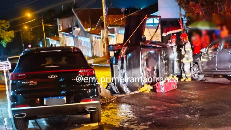 Carro tomba após colisão com veículo estacionado no bairro Nova Franca