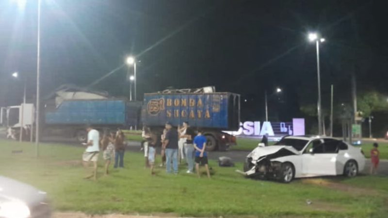 Câmera de segurança registra colisão entre carro e caminhão em trevo da região