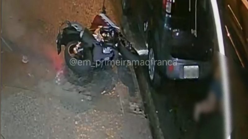 Motociclista perde controle e sofre queda violenta na região da Estação em Franca
