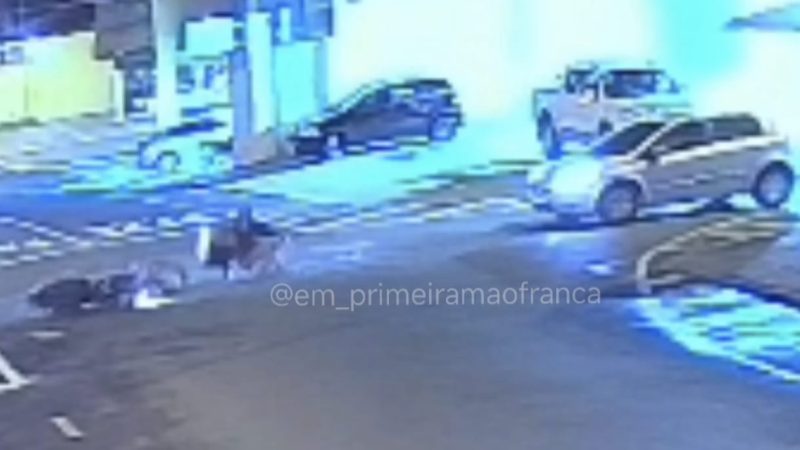 Câmera de segurança registra colisão entre carro e moto em Franca