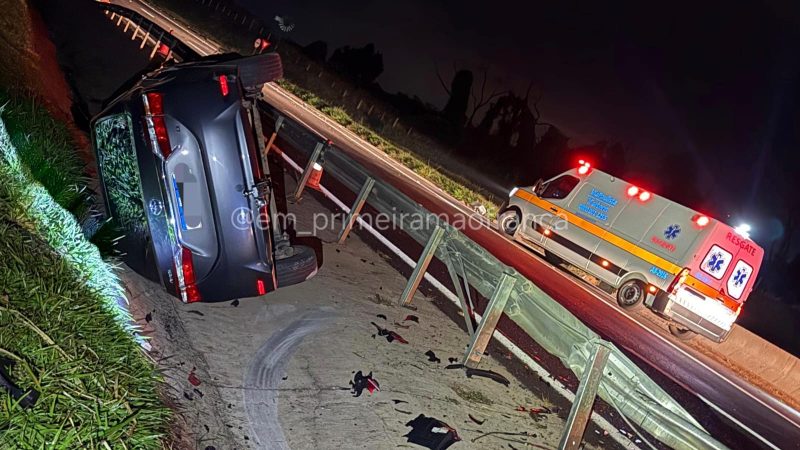 Motorista perde controle de veículo e capota na Cândido Portinari