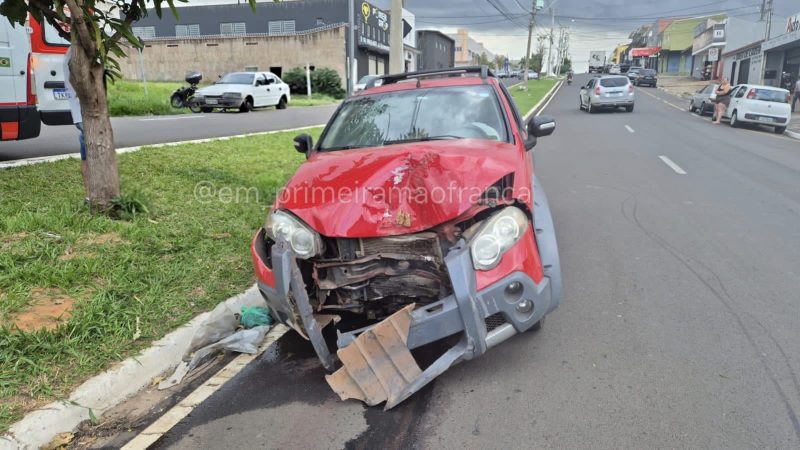 Motorista fica ferido após colidir contra árvore em avenida de Franca