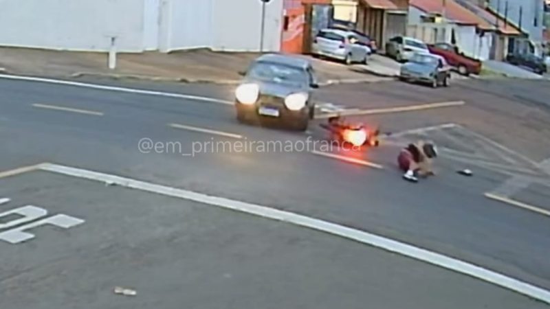 Câmera registra momento em que carro atinge moto de policial em Franca
