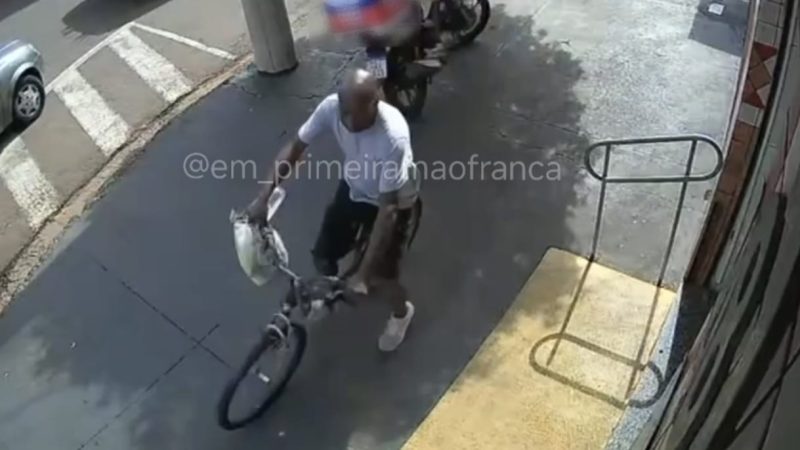 Criminoso é flagrado por câmeras de segurança furtando bicicleta em Franca