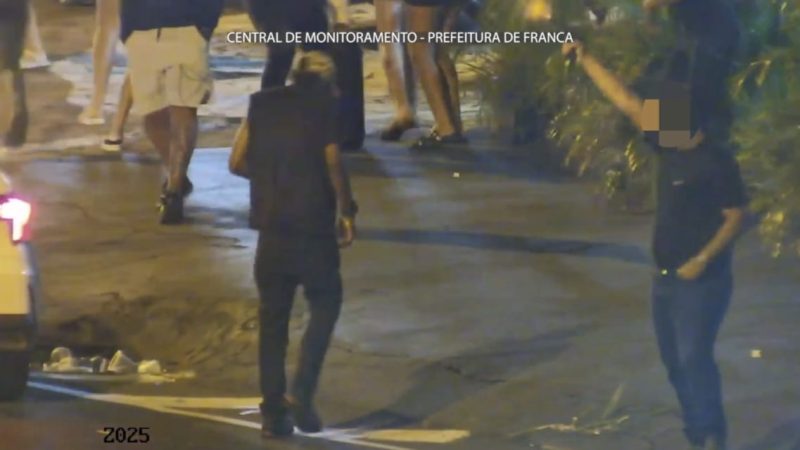 Câmera de monitoramento registra homem atirando para o alto em avenida de Franca