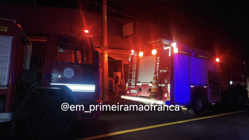 Incêndio em marcenaria mobiliza equipes do Corpo de Bombeiros em Franca