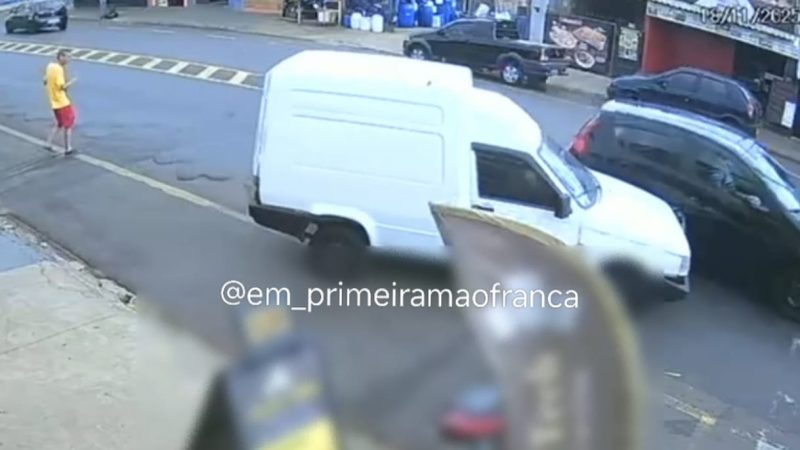 Motorista colide com veículo em avenida de Franca