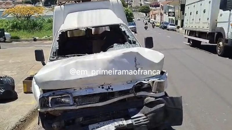 Motorista colide com veículo estacionado na Vila Formosa, em Franca