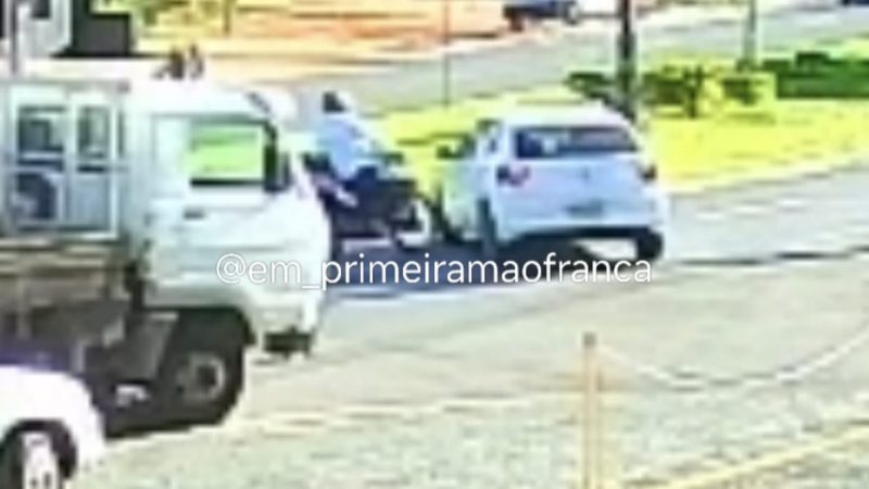 Câmera de segurança registra colisão entre carro e moto em avenida de Franca
