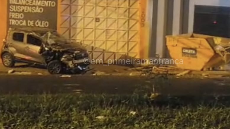 Motorista perde controle de veículo e colide com caçamba em avenida de Franca