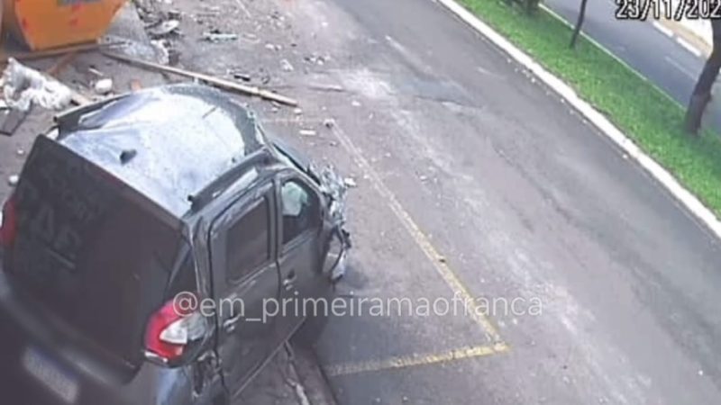 Câmera de segurança registra carro capotando após colidir com caçamba em avenida de Franca