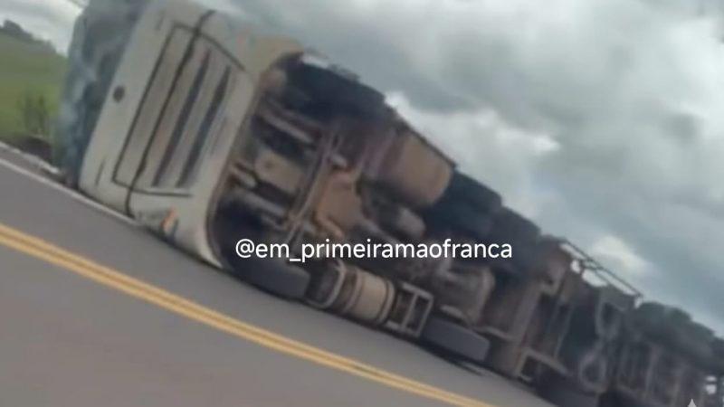 Carreta carregada com pisos tomba na rodovia Fábio Talarico