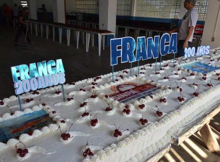 Franca celebra 201 anos com corte de bolo, arte e música