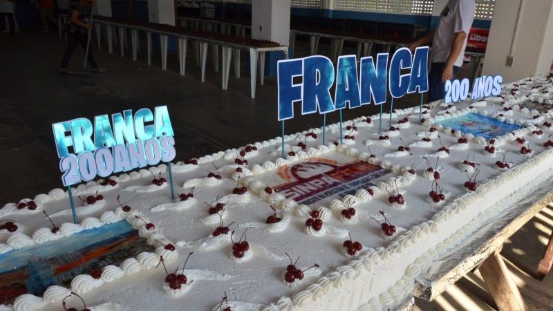 Franca celebra 201 anos com corte de bolo, arte e música