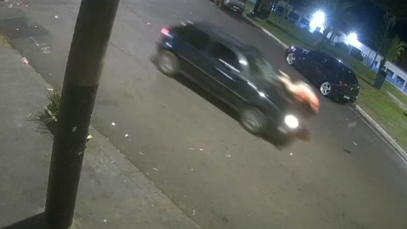 Câmera de segurança registra momento em que mulher é atropelada em Pedregulho