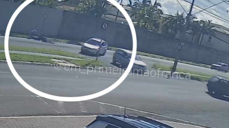 Câmera de segurança registra colisão entre carro e moto que deixou duas pessoas feridas