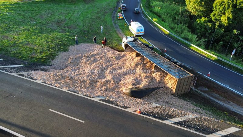 Carreta carregada com casca de madeira tomba em alça de acesso em Franca