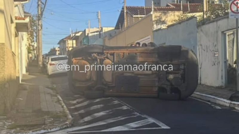 Veículo tomba após ser atingido por motorista que avançou o pare na área central de Franca