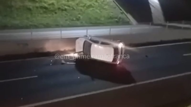 Motorista perde controle e veículo capota na rodovia Cândido Portinari