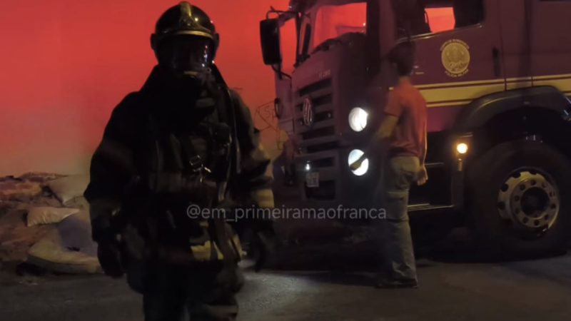 Incêndio atinge residência no City Petrópolis e mulher fica ferida