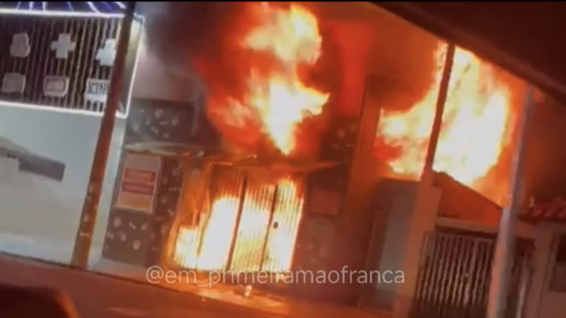 Pet Shop fica destruído após incêndio de grandes proporções no bairro Santa Rita, em Franca