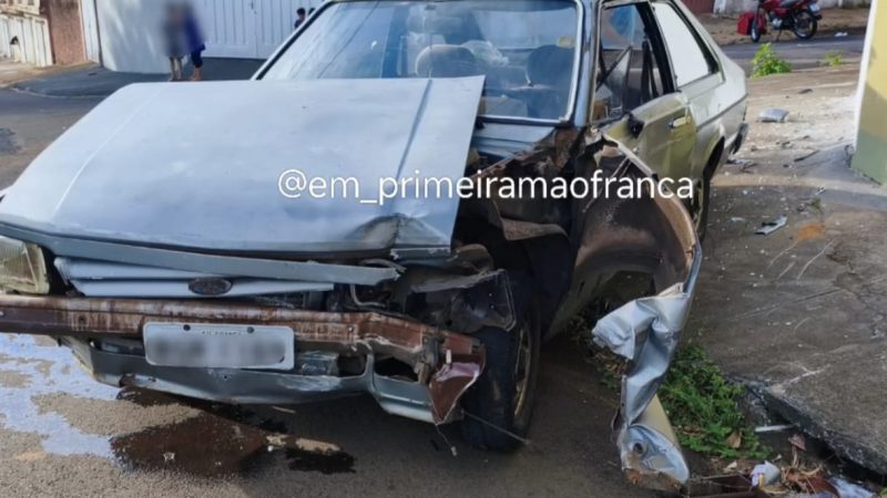 Veículo atinge muro após colisão com moto na Vila Rezende, em Franca