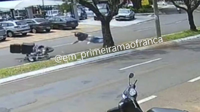 Motociclista sofre ferimentos graves após colidir contra árvore em avenida de Franca