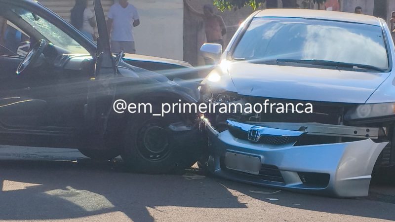 Colisão frontal entre dois veículos deixa uma pessoa ferida no Jardim Luiza, em Franca