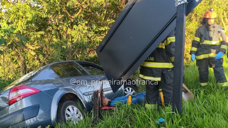 Susto na rodovia: pneu estoura e carro cai em barranco em rodovia de Franca