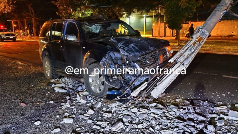 Motorista foge após colidir veículo contra poste em avenida de Franca