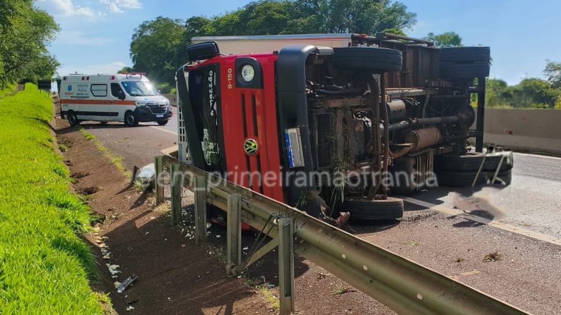 Motorista perde controle e caminhão tomba na Cândido Portinari