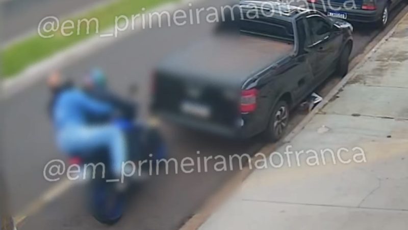 Passageira de moto é arremessada e fica ferida após colisão com veículo em avenida de Franca
