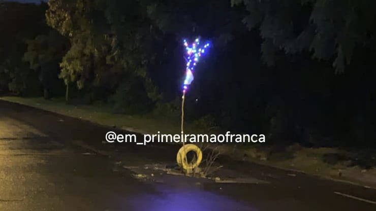 Moradores improvisam sinalização com galhos e enfeite de Natal para alertar buraco no bairro São Joaquim