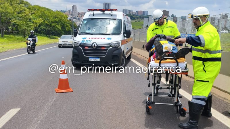 Colisão traseira entre moto e caminhão deixa um ferido na Cândido Portinari