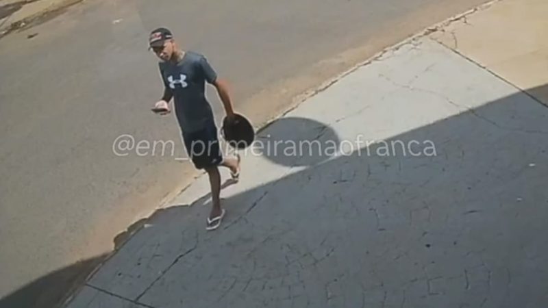 Moto é furtada em plena luz do dia no Distrito Industrial; ação foi registrada por câmera