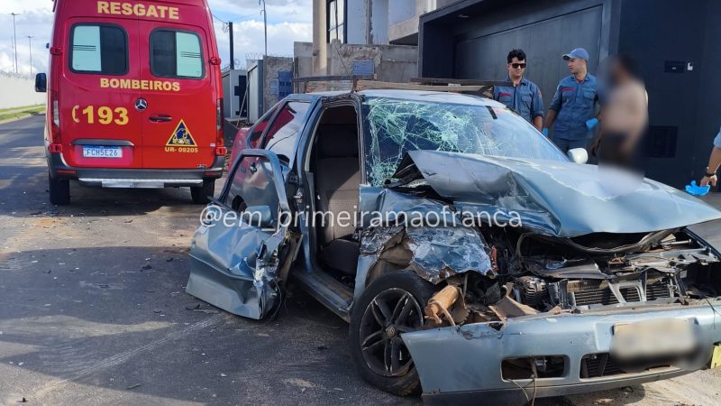 Carro fica destruído após colisão frontal com caminhão em Franca